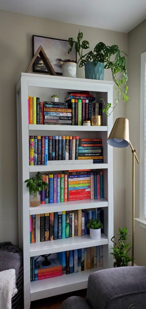 Organized bookshelf by genre and author. Home Organization, Organized Home Library, Organize my Books, Book Organization, How to Organize my Home Library